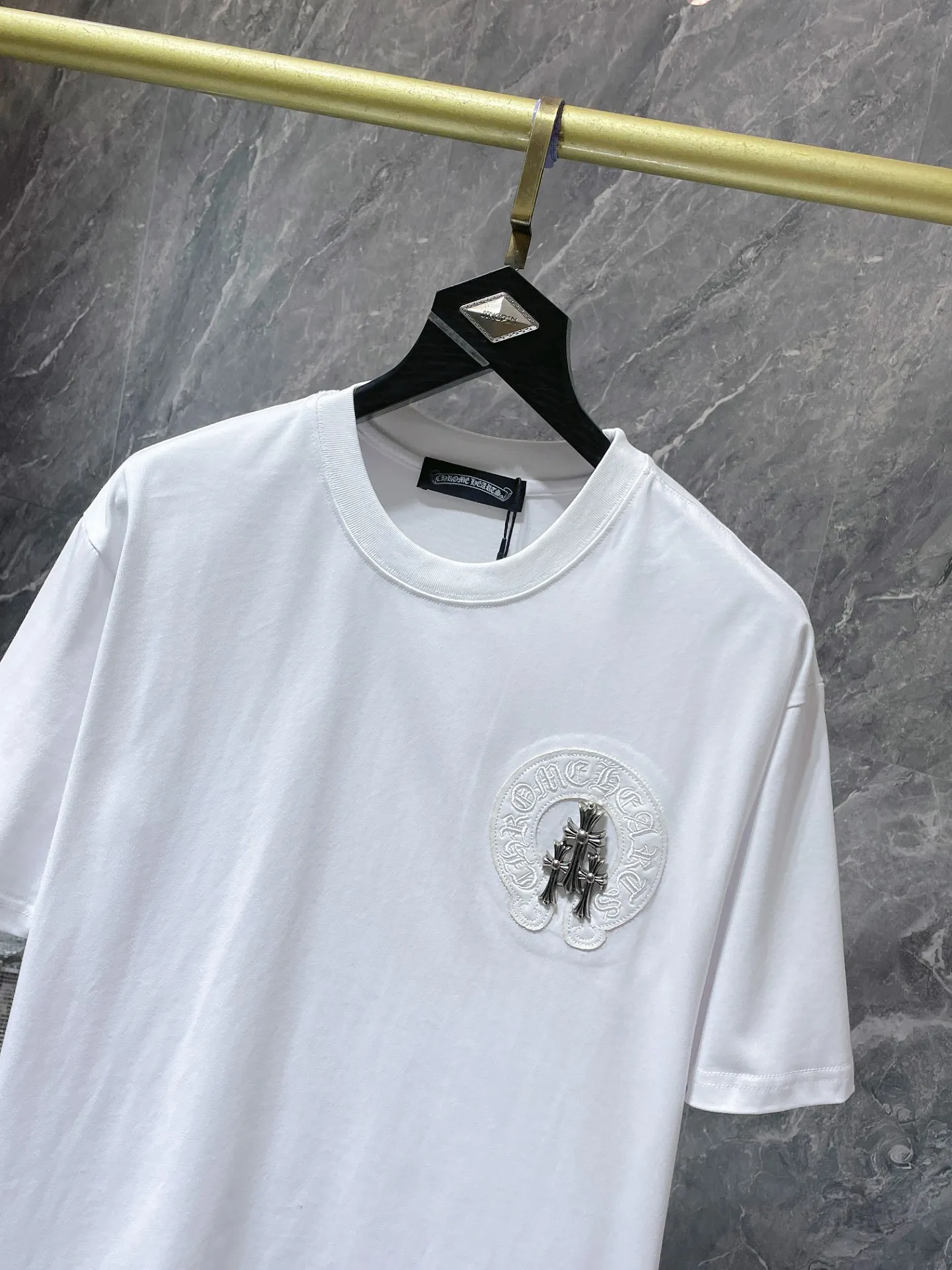 P170 New for summer, Chrome Hearts 25ss, high-weight, environmentally friendly, high-quality top-quality fabric, 260g~285g, Crow Cross Horseshoe Sanskrit patches, hand-buttoned embroidered short sleeves, counter synchronized, replica version 1:1, recommended colors: black, white, code numbers: S, M, L, XL